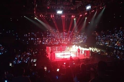 Cena, bebidas y experiencia del viernes por la noche Lumphini Muay Thai