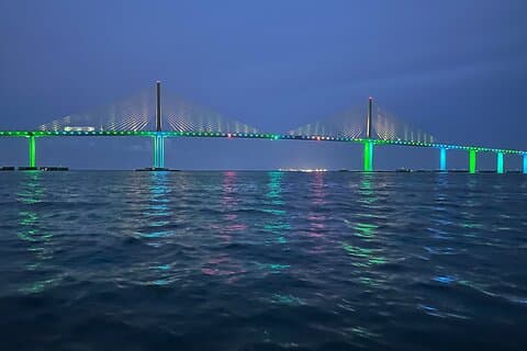 Premiär privat solnedgångskryssning med ljus från Skyway Bridge