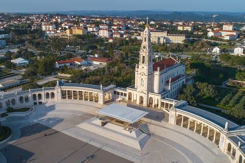 Excursión de día completo a Fátima, Nazaré y Obidos con transporte privado