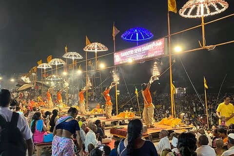 Evening Aarti av Mother Ganga sammen med fottur