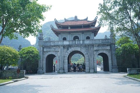 Full Day Hoa Lu/Tam Coc/ Mua Cave Tour by Limousine Bus