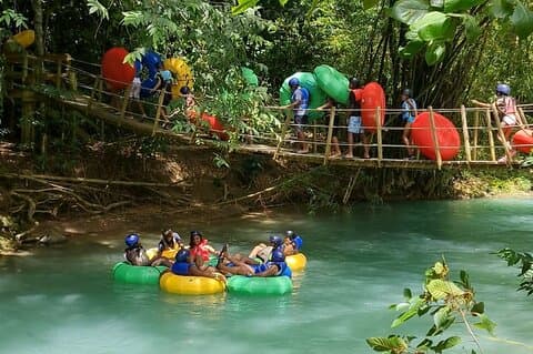 Jungla River Tubing y aventura en la playa con transporte