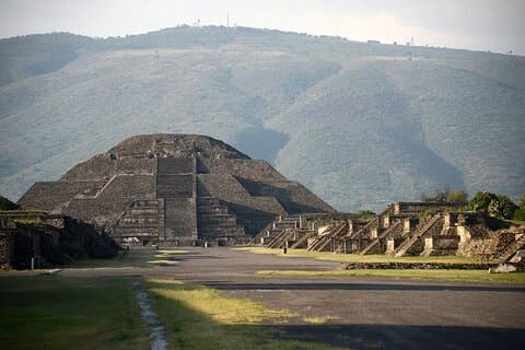 Teotihuacán Pyramids and Basilica shared tour from CDMX