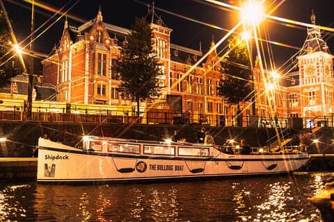 Amsterdam: The Bulldog Boat Tour, Smoke-Friendly incl. 2 Drinks