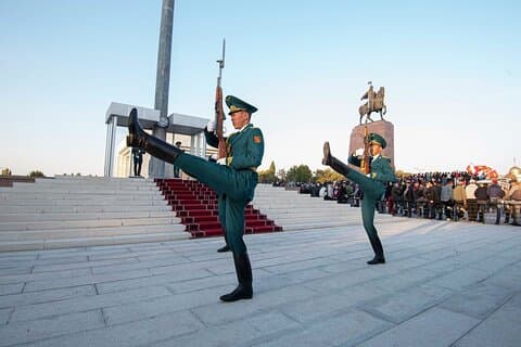 Tour privado pela cidade de Bishkek: do patrimônio soviético à vida moderna