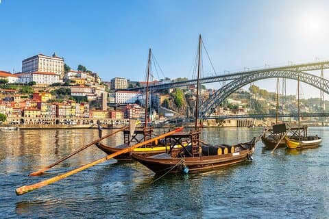 From Porto: Transfer to Lisbon with up to 3 City Stops