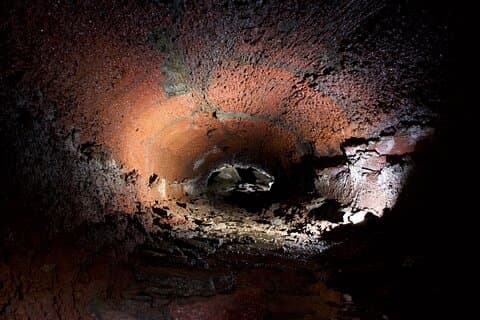 Túnel de lava e aventura em cavernas