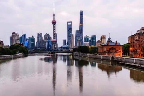 Tour privato: vista notturna di Shanghai e cena nella Oriental Pearl Tower