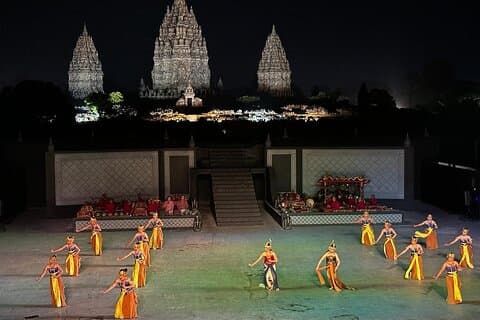 Excursão privada de apresentação de balé Ramayana em Prambanan com jantar