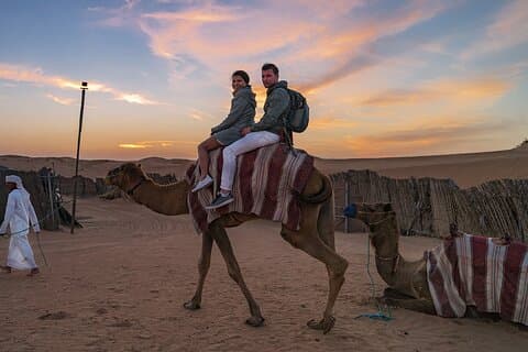 Safari por las dunas rojas, paseo en camello y cena con barbacoa en el campamento beduino