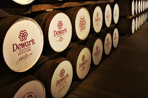 Casks & Chronicles: Tagestour zu schottischen Whisky-Destillerien