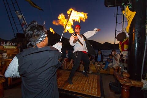 Yo Ho Pirate Show ved solnedgang, middag og legender på det åbne hav