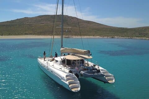 Croisière privée d'une journée en catamaran à Mykonos, déjeuner complet et bar ouvert