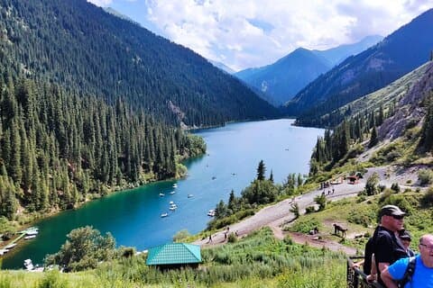 Tour en Almaty Lago Kaindy y Lago Kolsai a través del Cañón Charyn