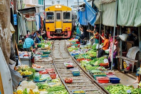 Bangkok : Amphawa Float Market & Maeklong Railway Avondtour