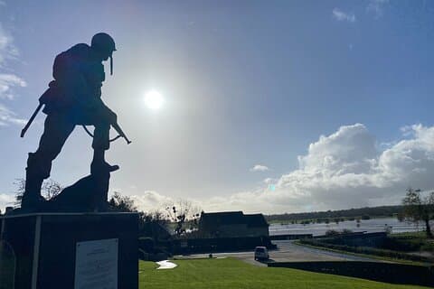 Visite des 101e et 82e parachutistes américains sur le champ de bataille de Normandie