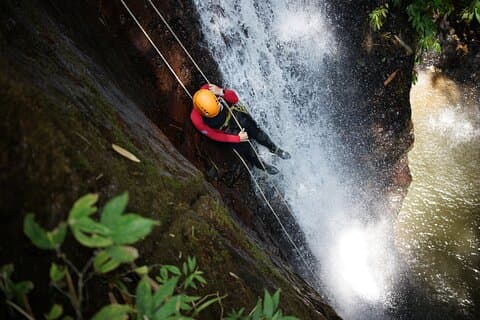 Erleben Sie ganztägiges Bali Canyoning