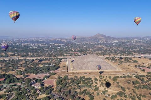 Flight in Globe, visit archaeological area, breakfast and transport