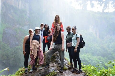 Experiencia de natación y caminata en la cascada de Sipi