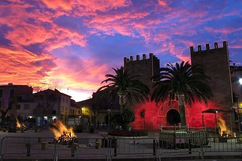 Tour privato a piedi di Alcúdia con una guida ufficiale