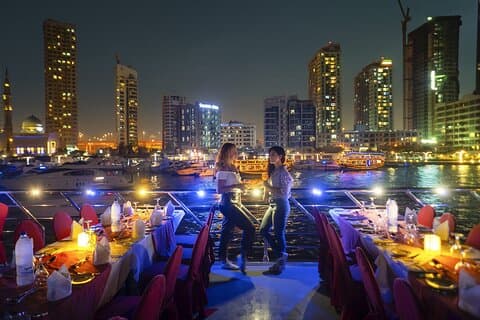 Upplev en magisk Dhow-kryssning med middag i Dubai Marina