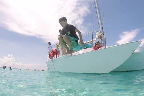 Snorkel en catamarán con barra libre y almuerzo de Cancún a Isla Mujeres