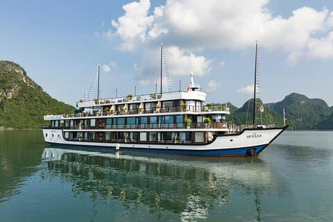 Fora dos roteiros mais conhecidos para Halong Bay e Lan Ha Bay em um cruzeiro 5 estrelas