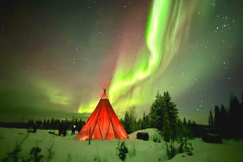 Privat nordlystur ved lejrbålet