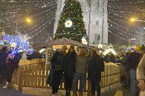 プラハのクリスマス マーケットとお祭りのウォーキング ツアー