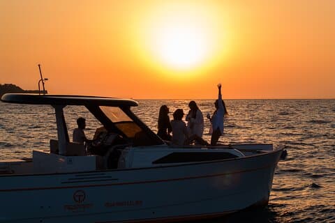 Tour privato in barca al tramonto da Sorrento
