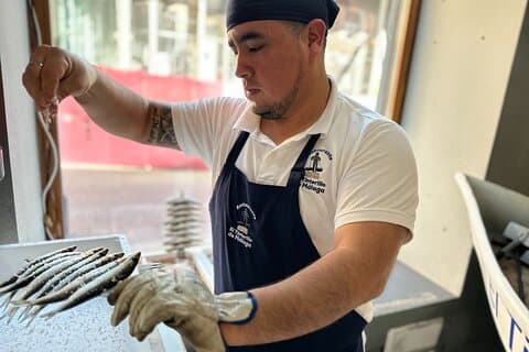 Clase de cocina tradicional de sardinas con subasta de platos en Madrid