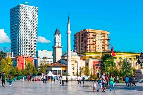 Tour privato di un'intera giornata a Tirana - Capitale albanese a 360°