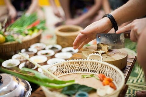 地元の市場訪問を含む4時間のシーロムタイ料理教室
