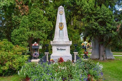 Vienna Central Cemetery Walking Tour med overførsler