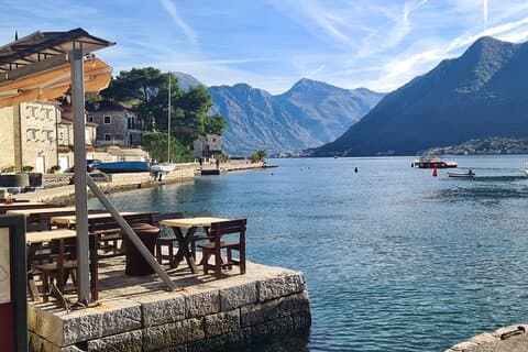 Blaues Meer und schwarze Berge (Montenegro)