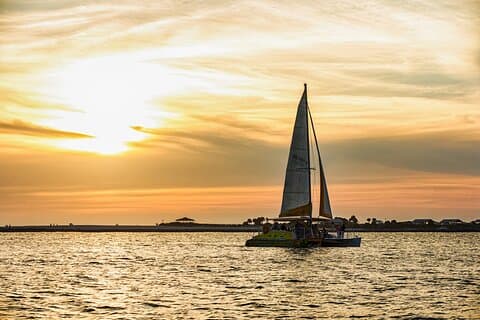 Sunset Dolphin Sail a bordo del catamarano Footloose