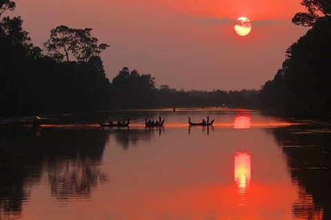 Njut av Angkor i en Gondol båttur dag eller solnedgång Tour