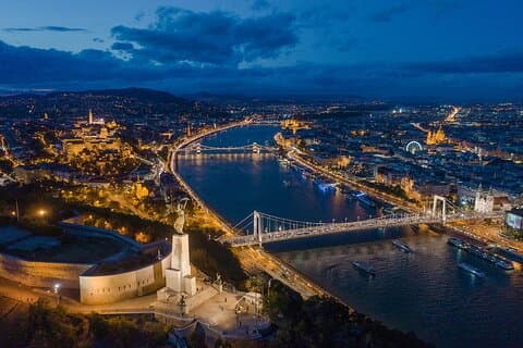Crucero nocturno por el Danubio con audioguía y bebida de bienvenida