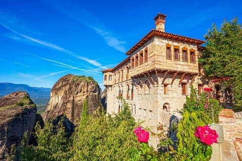 アテネ発デルフィとメテオラのディナー付きプライベート日帰り旅行