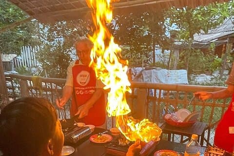 Découvrez un cours de cuisine en soirée avec un chef local à Hoi An