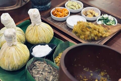 タイでのマッサージ付きプライベートハーブ湿布ワークショップ