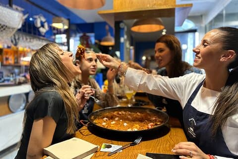 Auténtica Paella en Madrid: Una clase práctica con tapas y Sangria