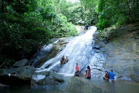 Visite privée de Kuala Lumpur aux sources chaudes et aux cascades des grottes de Batu