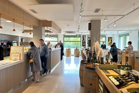 Degustazione di vini e formaggi allo Chateau Pommard della Borgogna