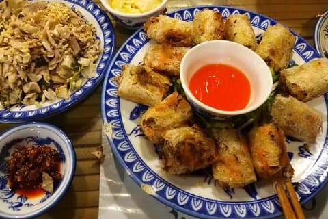 Tour gastronomico nella bella notte Da Nang City in scooter