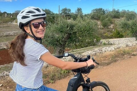 Alberobello på e-cykel. Trulli, landskab, mølle og æsler
