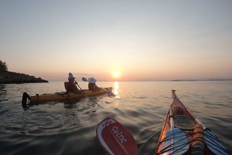 Kayak de mar al atardecer para grupos pequeños en la Riviera de Atenas con snorkel