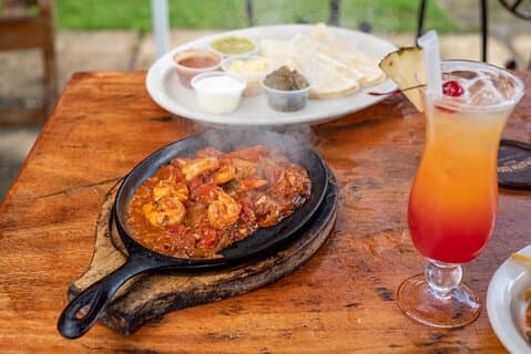 ランチまたはディナー、モンテゴ ベイからのお迎え付き
