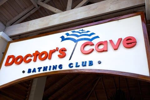 ドクターズ ケーブ ビーチとモンテゴ ベイの交通機関付きショッピング