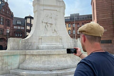 Zelfgeleide geheimen van Frankfurt-verkenningsspel